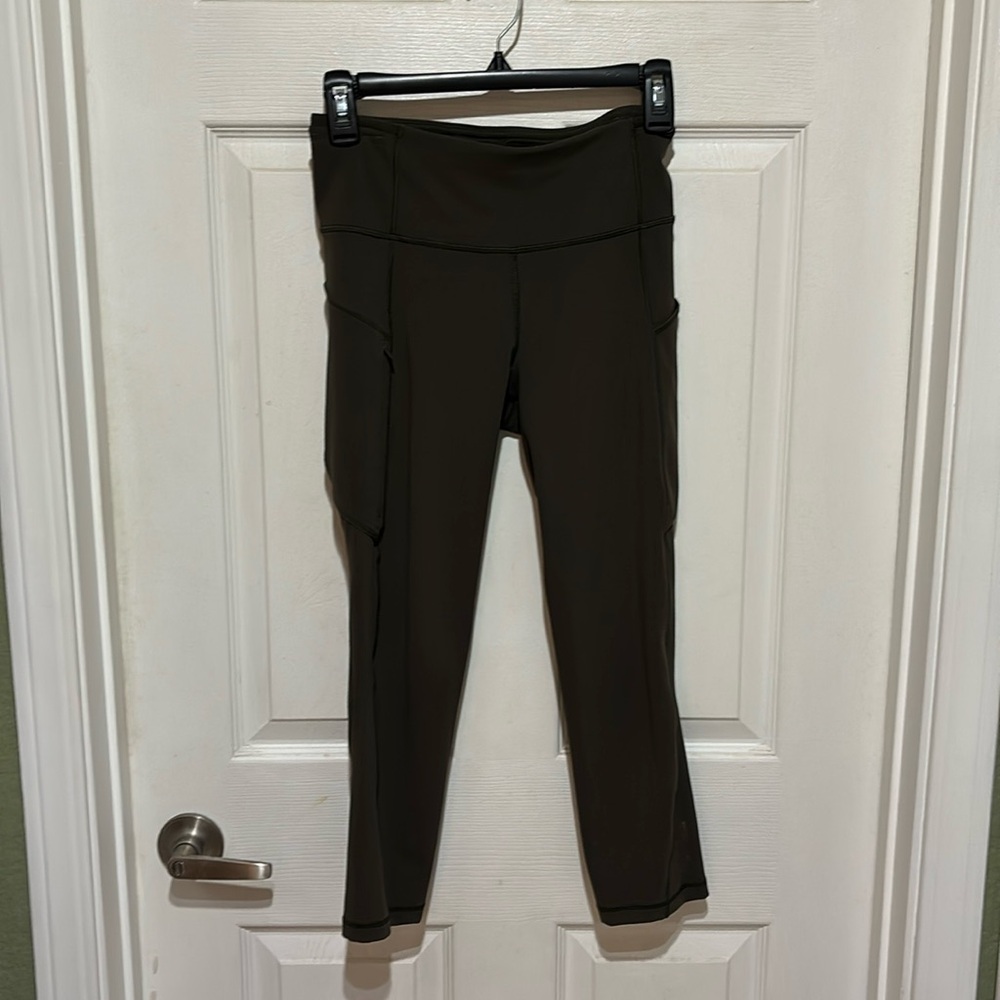 Lululemon Women’s Capri Style Athletic Leggings Green Color